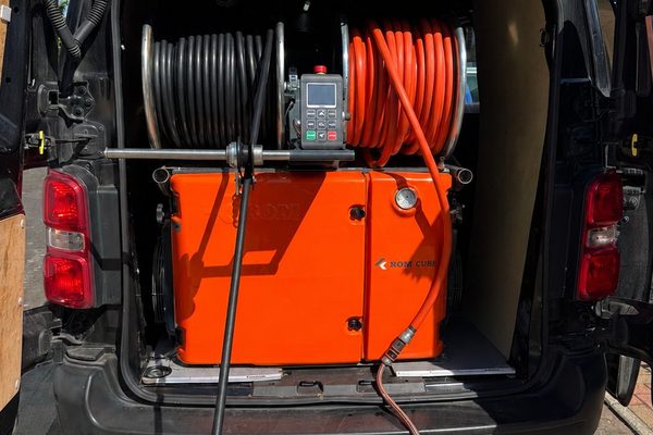 Spülwagen mit ROM CUBE Hochdruckaggregat im Einsatz in Berlin